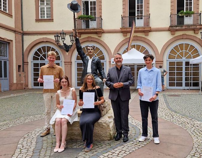 OB Weigel überreichte die Preise im Rathaus. (Foto: Stadt Neustadt)