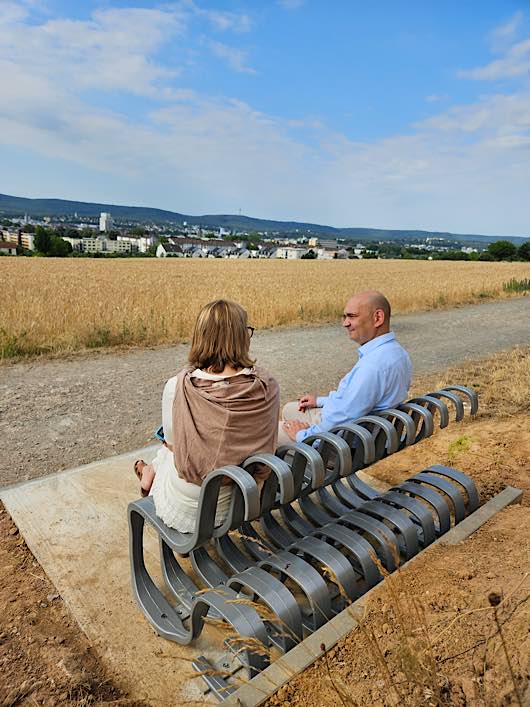 Bürgermeister Manfred Schulz im Gespräch mit SK-Werkleiterin Andrea Buchloh-Adler auf der neuen Panoramabank.(Foto: Stadt Kaiserslautern)