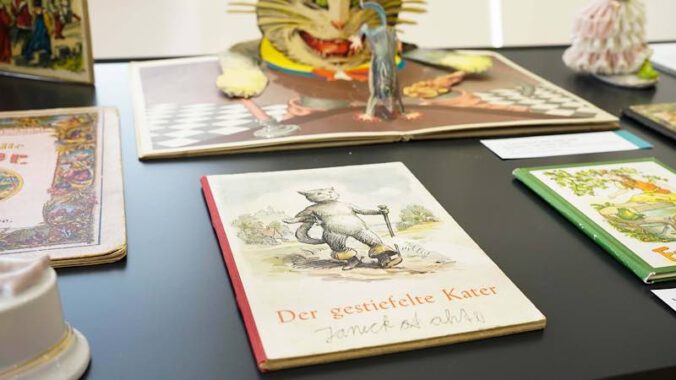 Blick in die aktuelle Wechselausstellung „Es war einmal … Die Brüder Grimm und ihre Märchenwelt“ im Forum Alte Post (Foto: Stadtverwaltung Pirmasens / Fabrice Breder)