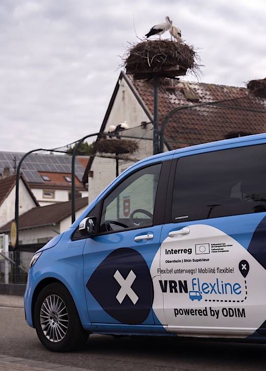 So könnten die Kleinbusse auf Abruf aussehen, die grenzübergreifend unterwegs sein werden. (Fotomontage mit KI: KV SÜW)