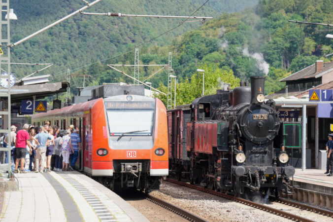 Rechts das Kuckucksbähnel, links eine S-Bahn (Foto: Holger Knecht)