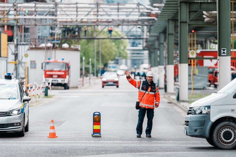Die BASF-Standortsicherheit sorgt für die weiträumige Verkehrslenkung rund um den Einsatzort. (Foto: BASF)