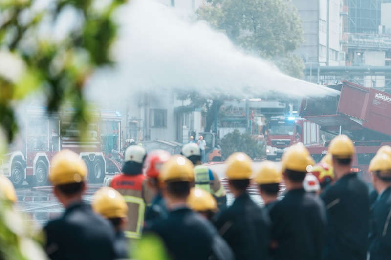 Zur Bekämpfung des simulierten Brandes kam ein Turbolöscher zum Einsatz. (Foto: BASF)