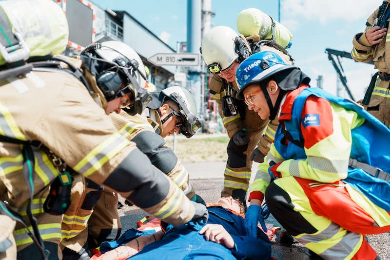 Die BASF-Werkfeuerwehr und -Notärzte arbeiten bei der Versorgung der Verletzten Hand in Hand. (Foto: BASF)