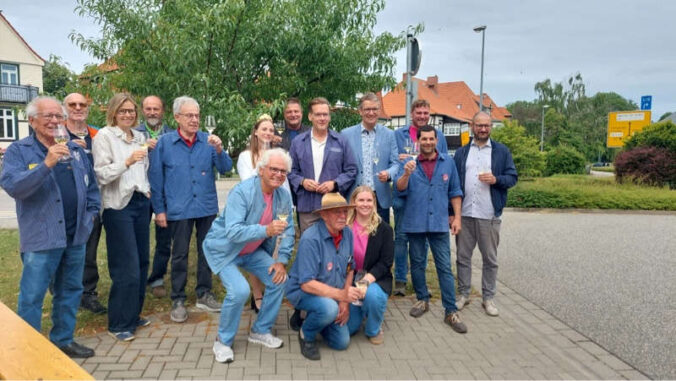 Der vor elf Jahren gepflanzte Mandelbaum wird von den Neustadtern alljährlich mit Riesling begossen. (Foto: Stadt Neustadt)
