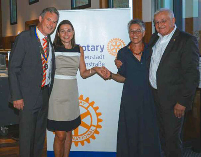 Dr. Henning Thiele (links) mit Katja Thiele übernimmt zum 29.6.26 das Amt als Rotary Präsident 2026-2027 von Dr. Werner Regel (rechts) mit Ellen Regel. (Foto: Rotary Club Neustadt)