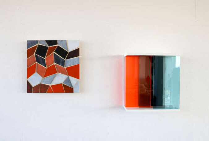 Bettina Bürkle (rechts), Schiebeobjekt, 2025; Martina Geist (links), mäandern, gelb, rot I, 2023. (Quelle: VG Bild-Kunst)