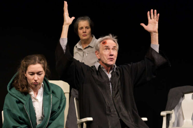 Das Chawwerusch Theater erzählt Kleists Komödie „Der zerbrochne Krug“ mit viel Tempo, feinem Humor und großer Spielfreude. (Quelle: Walter Menzlaw)