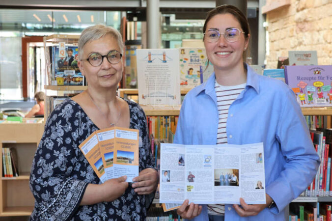 Beigeordnete Lena Dürphold (rechts) und Bibliotheksleiterin Sabine Schäfer freuen sich auf die Veranstaltungen im zweiten Halbjahr 2026. (Quelle: Stadt Landau)