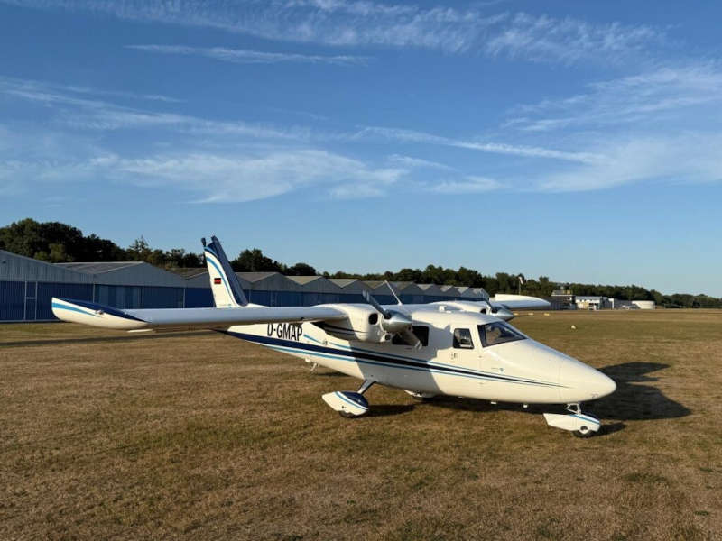 Bereit für den Messeinsatz zur Tagesbefliegung: Die zweimotorige Vulcanair P68C mit der Kennung D-GMAP am Flugplatz Speyer (Foto: Aerowest)