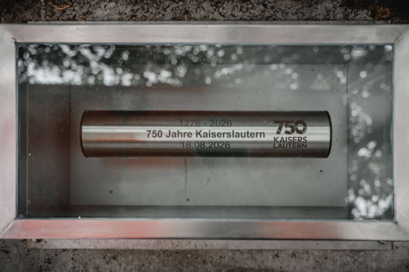 In die Erde eingesenkt und mit einer Glasplatte verschlossen bewahrt die Zeitkapsel den Zeitgeist zur 750-Jahrfeier in Kaiserslautern. (Foto: Peaks Agency)