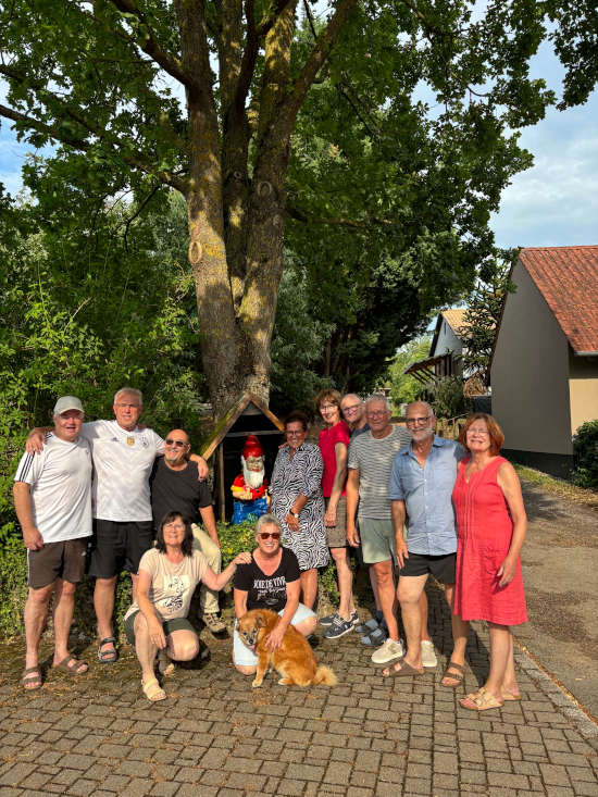 Der Gartenzwerg mit Namen Klaus-Bärbel steht am „Großwiesen Plätzel“ in Klingenmünster für eine gute Nachbarschaft. (Foto: Ursel Schoone)