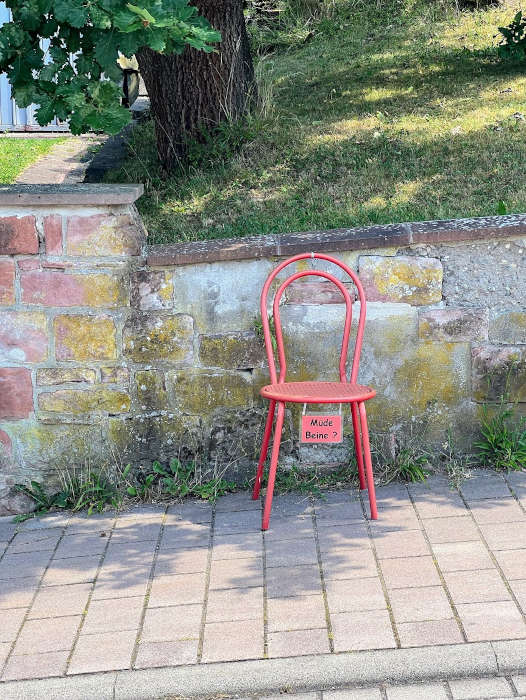 Für alle, die mal eine Pause brauchen: In Bad Bergzabern lädt ein Stuhl genau dazu ein. (Foto: Zeinhom Haggag)