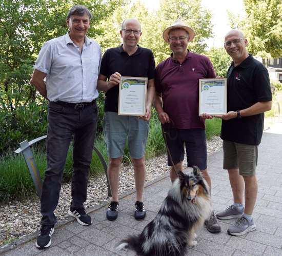 Stadtmarketing-Chef Rolf Schlicher, Wegepate Arno Breihof, Manuel Andrack vom Deutschen Wanderinstitut und Stadtmarketing-Mitarbeiter Götz Krämer bei der Urkundenübergabe. (Foto: Stadt Pirmasens / Julia Göttmann)