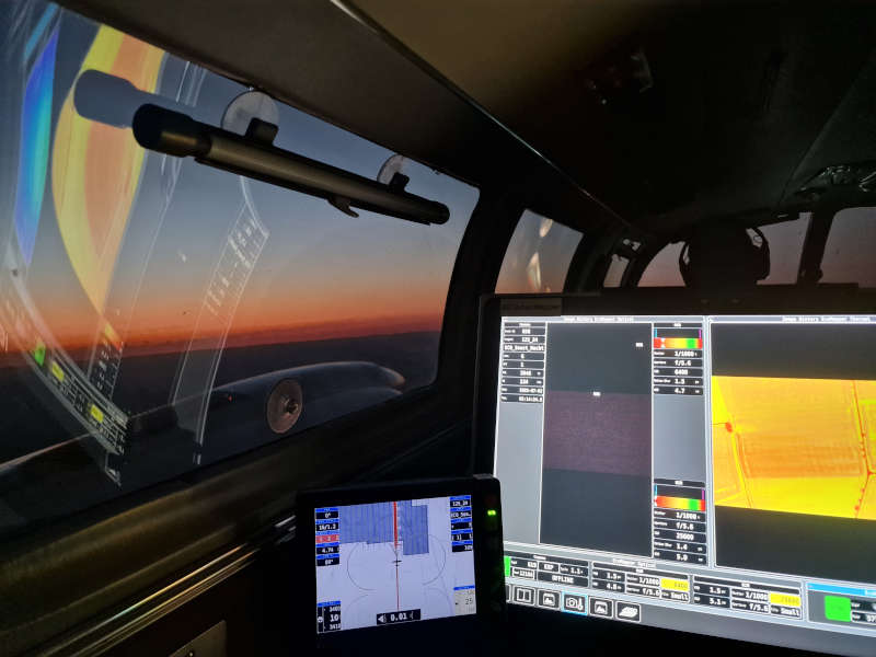 Präzisionsarbeit in rund 1.500 Metern Höhe: Während des (Nacht-)Messfluges überwacht der Kamera-Operator die Aufnahmesysteme und den Fortschritt der Befliegung. (Foto: Aerowest)