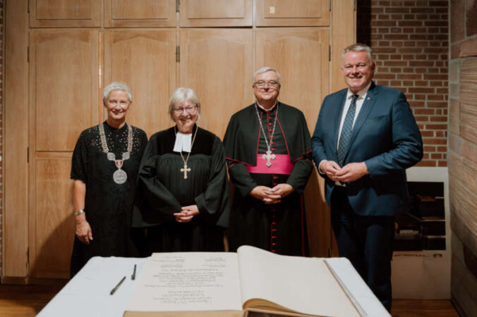 Oberbürgermeisterin Kimmel, Kirchenpräsident Wüst, Bischof Wiesemann und Ministerpräsident Schnieder nach dem Eintrag ins Goldene Buch. (Foto: Peaks Agency)