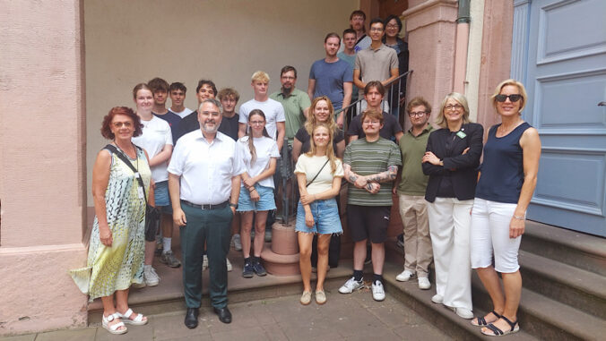 OB Weigel begrüßte die Erstsemester traditionell im Rathausinnenhof. (Foto: Stadt Neustadt)