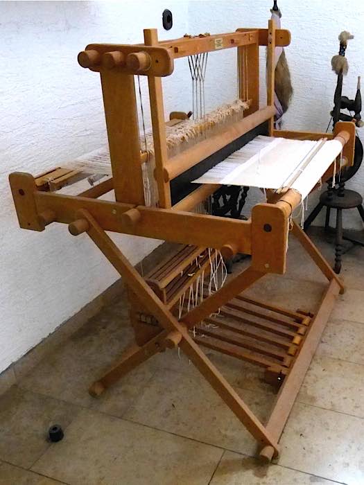 Lervad-Webstuhl mit vier Schäften, Kontermarsch und 80cm Webbreite (Foto: Webermuseum)