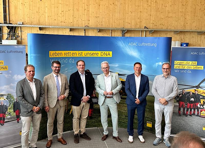 Stehen gemeinsam hinter „Christoph 66“ und der neuen ADAC Luftrettungsstation (von links): Michael Vettermann, Stadtbürgermeister Rockenhausen, Staatssekretär Dirk Herber, Frédéric Bruder, Geschäftsführer der ADAC Luftrettung, Landrat Rainer Guth, Dr. Michael Kinn, Leitender Oberarzt Westpfalz-Klinikum Kaiserlautern, Prof. Dr. Thomas Volk, Universitätsklinikum Saarland. (Foto: ADAC Luftrettung)