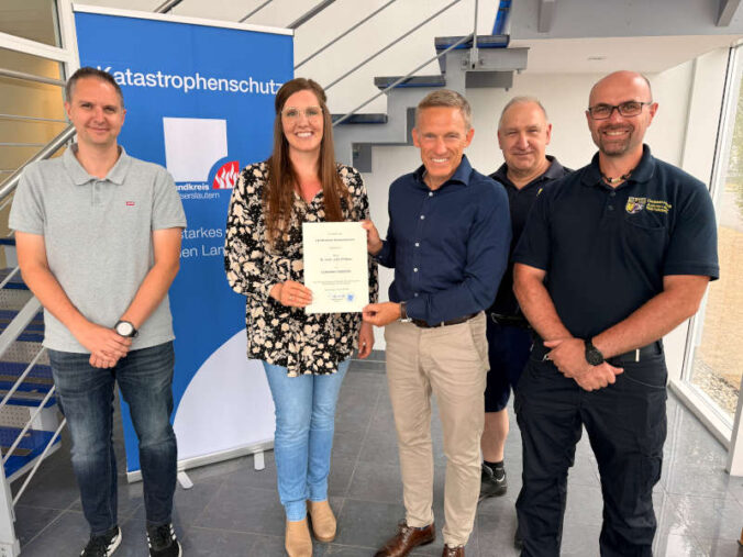 Neue Leitende Notärztin Julia Zinßius vereidigt durch Landrat Ralf Leßmeister. (Foto: Reiner Voß/Kreisverwaltung Kaiserslautern)