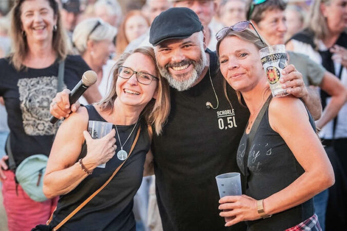 Monji El Beji mit Fans (Foto: Rudi Brand)