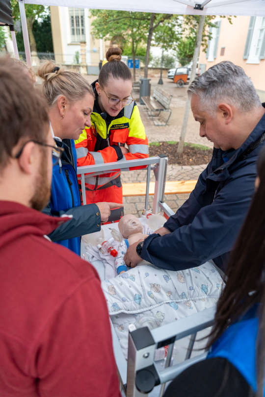 Übung an der Reanimationspuppe der Pädiatrie beim Aktionstag im Vorjahr (Foto: Diakonissen Speyer)
