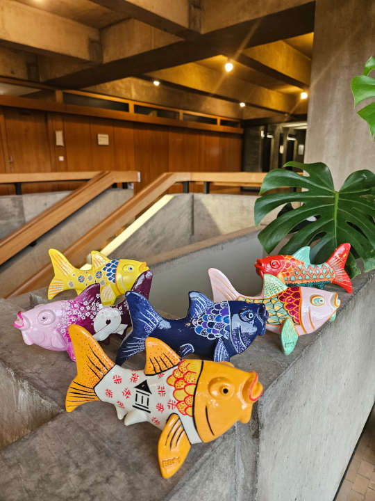 Die gestalteten kleinen Fische für die Partnerstädte Guimarães (gelb), Bunkyô-ku (lila), Pleven (orange), Columbia (blau), Saint-Quentin (rosa) und Brandenburg an der Havel (rot). (Foto: Stadt Kaiserslautern)