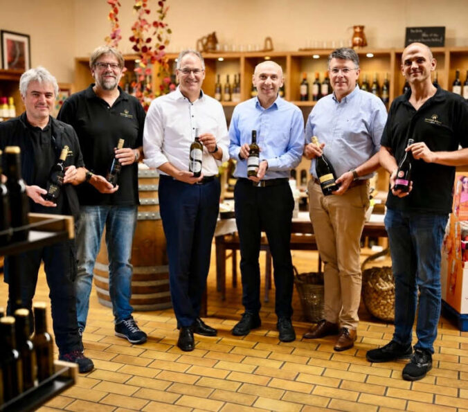 Beim traditionellen Weinlesegespräch bei Deutsches Weintor tauschten sich Vertreter der Genossenschaft mit Landrat Dietmar Seefeldt und Bürgermeister Torsten Blank über die aktuelle Weinlese, die Aussichten für den neuen Jahrgang und die Herausforderungen am Weinmarkt aus. (Foto: Deutsches Weintor eG)