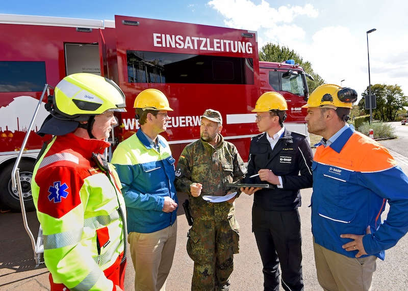 Bei der gemeinsamen Übungs-Lagebesprechung: der Kommandeur des ABC-Abwehrregiments 750 „BADEN“ mit Vertretern der BASF-Gefahrenabwehreinheiten (Foto: BASF SE)
