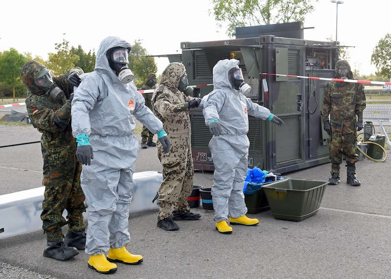 Soldaten des ABC-Abwehrregiments 750 „BADEN“ dekontaminieren Mitarbeiter der BASF-Werkfeuerwehr im Anschluss an die Übung. (Foto: BASF SE)