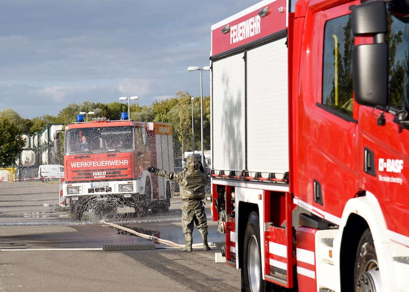 Nach der gemeinsamen Übung werden die Fahrzeuge in der Dekontaminationseinrichtung der ABC-Abwehrkräfte der Bundeswehr gereinigt. (Foto: BASF SE)