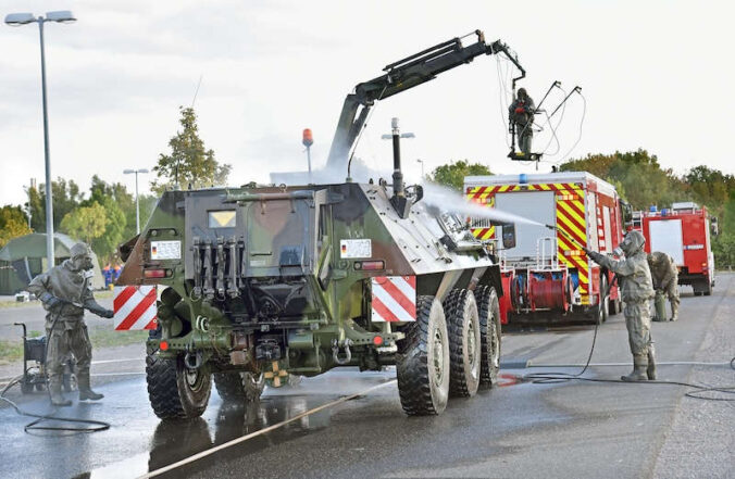 Nach der gemeinsamen Übung werden die Fahrzeuge in der Dekontaminationseinrichtung der ABC-Abwehrkräfte der Bundeswehr gereinigt. (Foto: BASF SE)