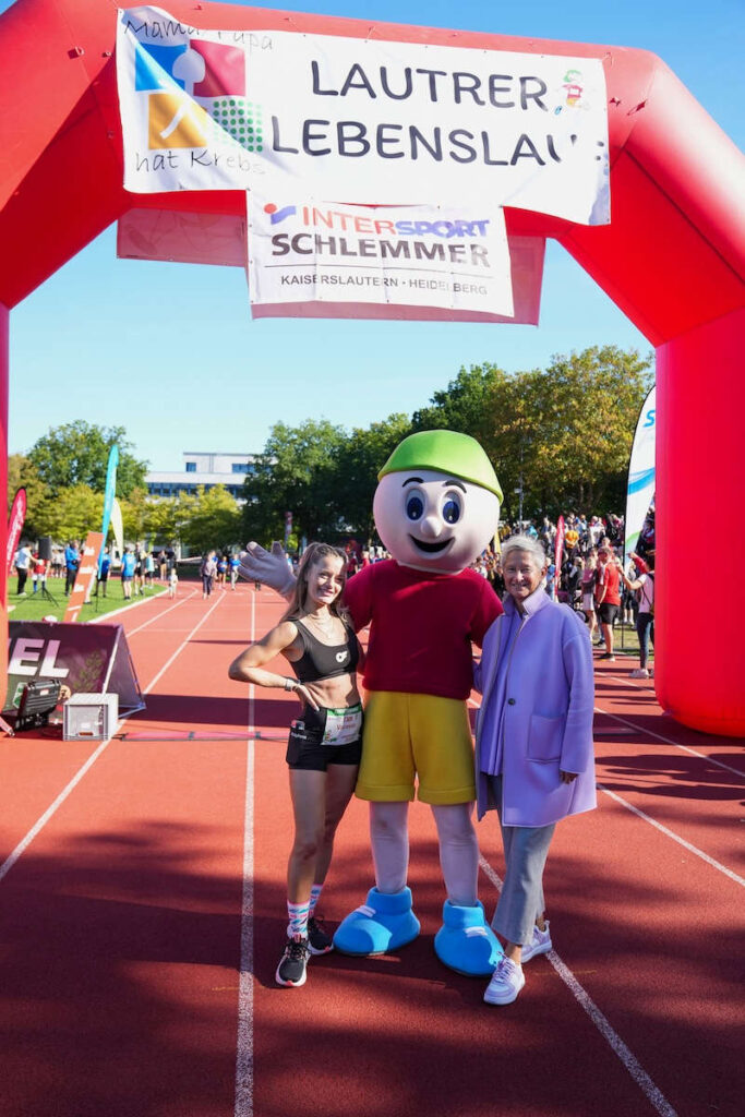 Rennfahrerin und Bloggerin Vanessa Neumann, Maskottchen Benny Flizz und Oberbürgermeisterin Beate Kimmel heute beim Lautrer Lebenslauf. (Foto: Holger Knecht)