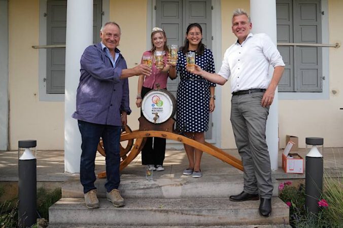 v.l.: Winzermeister Helmut Darting, Dürkheimer Weinprinzesin Cecile Herzberger, Bürgermeisterin Natalie Bauernschmitt und Fachbereichsleiter Marcus Brill (Kultur und Tourismus).(Foto: Holger Knecht)