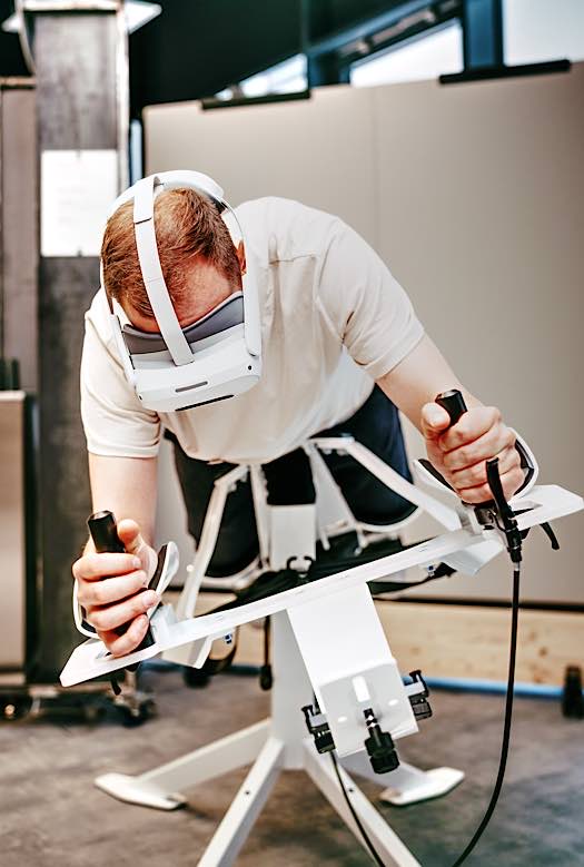 Auf dem VR-Flugsimulator Icaros (Foto: 42kaiserslautern)