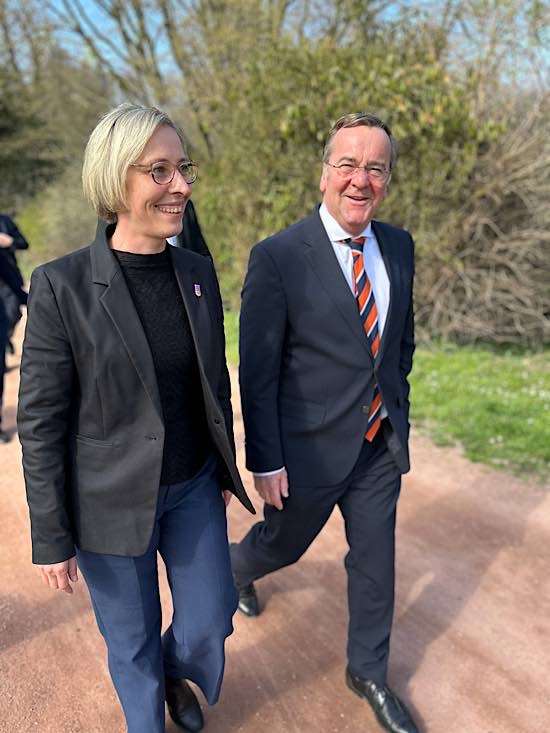 Verteidigungsminister Boris Pistorius im Dialog mit Oberbürgermeisterin Stefanie Seiler im März 2026 bei seinem Besuch in Speyer (Foto: Stadt Speyer)