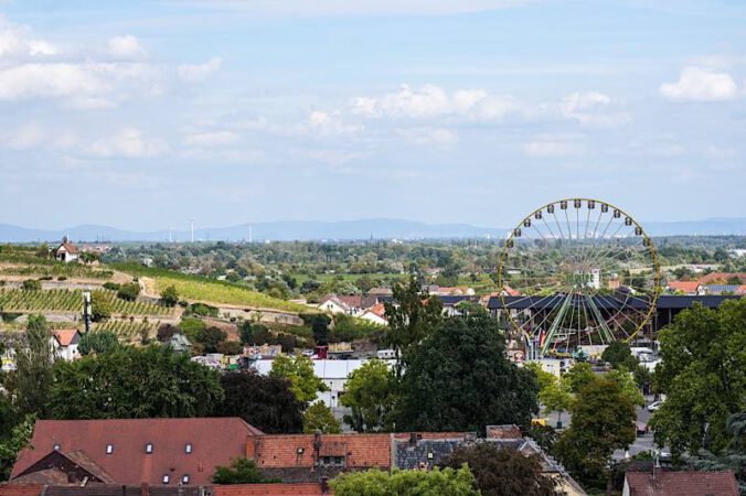 Riesenrad und Michaelskapelle in Bad Dürkheim (Foto: Holger Knecht)
