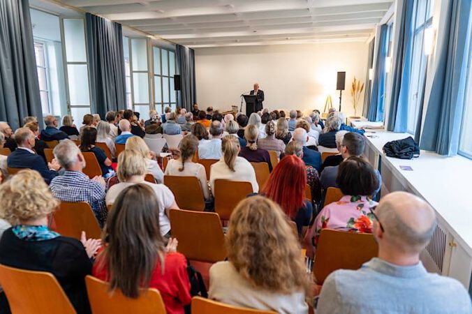 Bezirkstagsvorsitzender Hans-Ulrich Ihlenfeld begrüßt zur offiziellen Aula-Eröffnung (Foto: mpk)