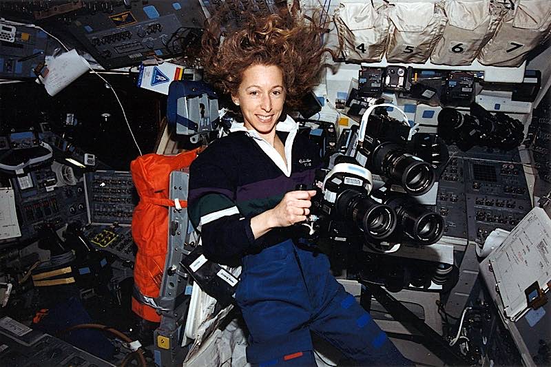 Marsha Ivins während ihrer dritten Raumfahrtmission STS-62 im Flugdeck der Raumfähre Columbia (Foto: NASA)