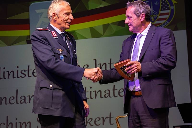 Oberst Stefan Kaufmann und Innenminister Achim Schwickert (Foto: VG Ramstein-Miesenbach)