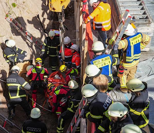 Teamarbeit bei der Rettung einer verschütteten Person (Foto: Holger Knecht)