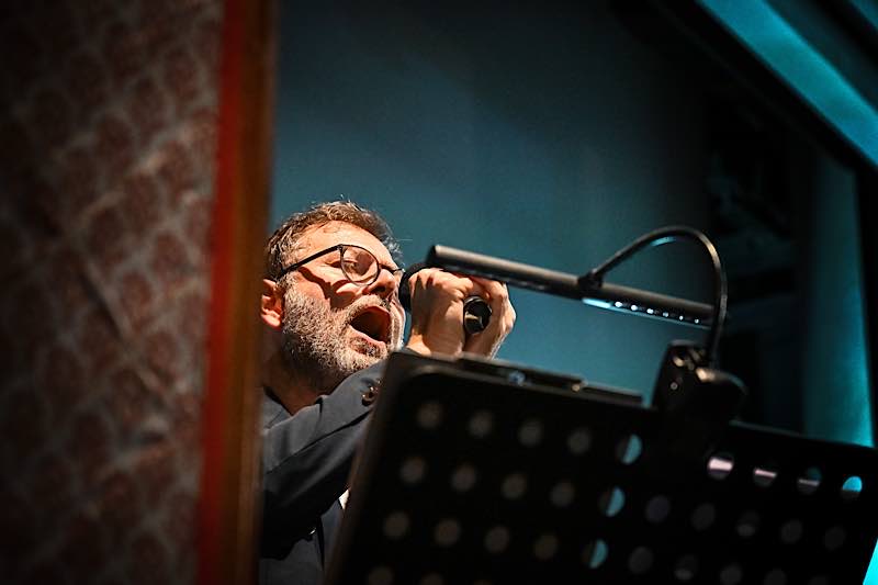 Stephane Bittoun singt (Foto: Michael Faust)