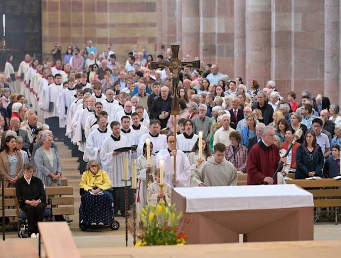 Feierlicher Einzug in den Dom (hier zum Pfingstfest 2026) (Quelle: Domkapitel Speyer, Foto: Klaus Landry)