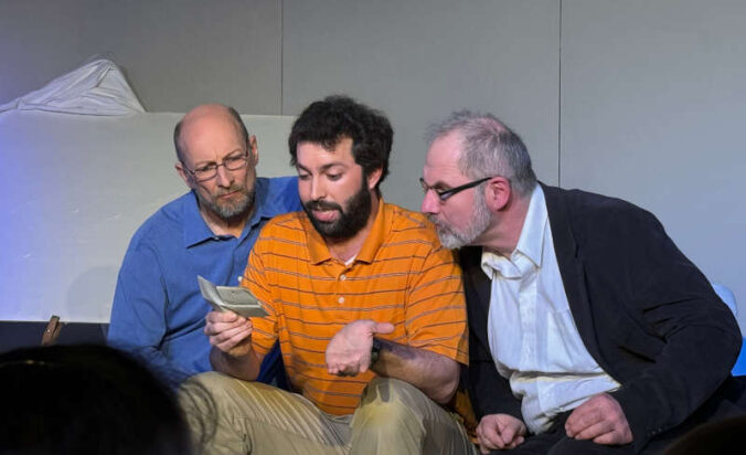 In der Komödie „Kunst“ zeigt das Ensemble „Kleine Bühne“, wie unterschiedlich drei Freunde ein ungewöhnliches Gemälde wahrnehmen. (Foto: Kleine Bühne)