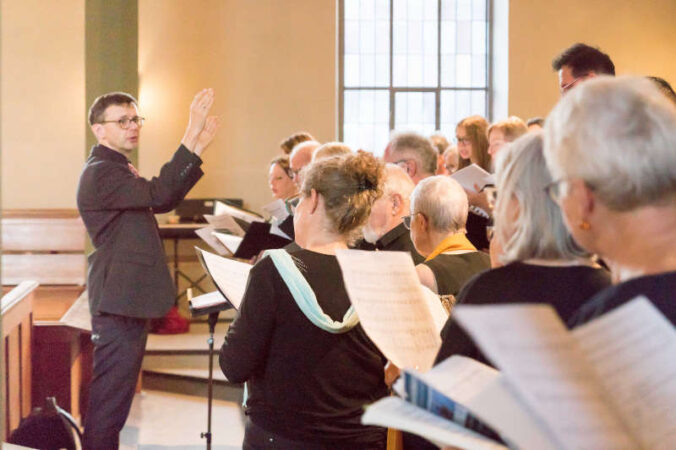 Unter der Leitung von Bezirkskantor Tobias Martin erarbeitet der Projektchor die Vertonung von Psalm 66. (Foto: Prot. Dekanat LU/Wagner)