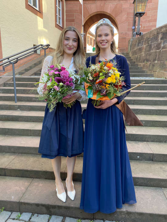 Kastanienprinzessinnen Felicia I. (2025/26) und Vanessa II. (2026/27) (Foto: Verein Südliche Weinstrasse Annweiler am Trifels e.V.)