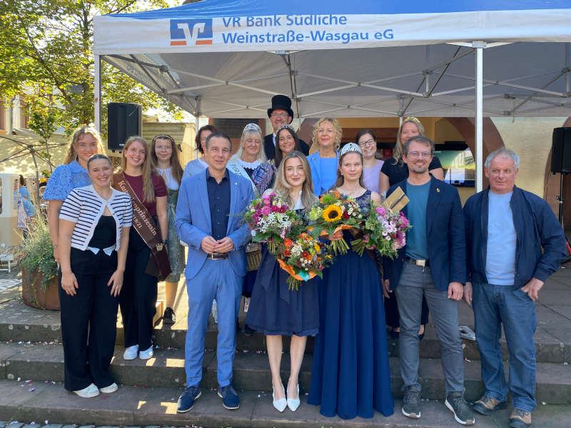 Krönung von Kastanienprinzessin Vanessa II. (Büro für Tourismus in Annweiler am Trifels)
