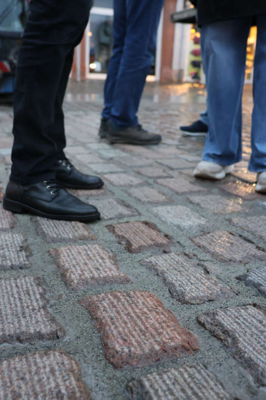 Bei der Bearbeitung wurde die Pflasteroberfläche in mehreren Durchgängen um jeweils wenige Millimeter abgetragen, um störende Unebenheiten zu reduzieren. (Quelle: Stadt Landau)