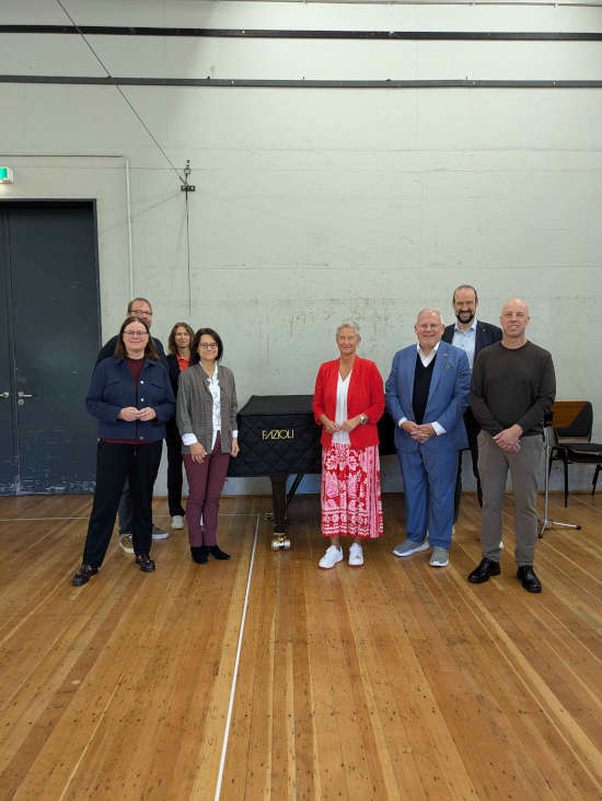 Die Leitungen der Einrichtungen in Kaiserslautern zusammen mit der Oberbürgermeisterin Beate Kimmel und dem Bezirkstagsvorsitzenden Hans-Ulrich Ihlenfeld auf der Probebühne des Pfalztheaters. (Foto: Bezirksverband Pfalz)