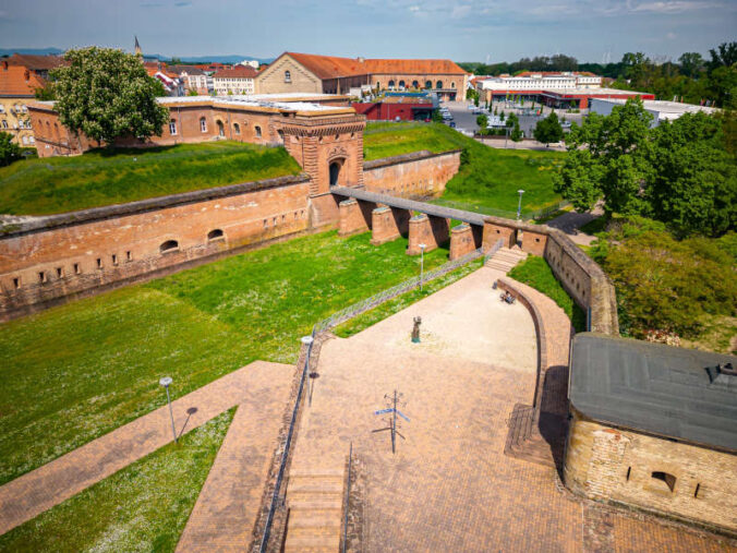 Die Festungsanlage in Germersheim. (Foto:: CC-BY Pfalz Touristik, Heimatlichter GmbH)